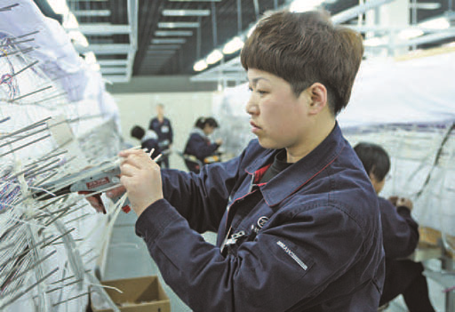 雙手織就航空夢(mèng)——記全國(guó)三八紅旗手、航空工業(yè)沈飛線束廠技師鄭秋菊 雙手織就航空夢(mèng)——記全國(guó)三八紅旗手、航空工業(yè)沈飛線束廠技師鄭秋菊